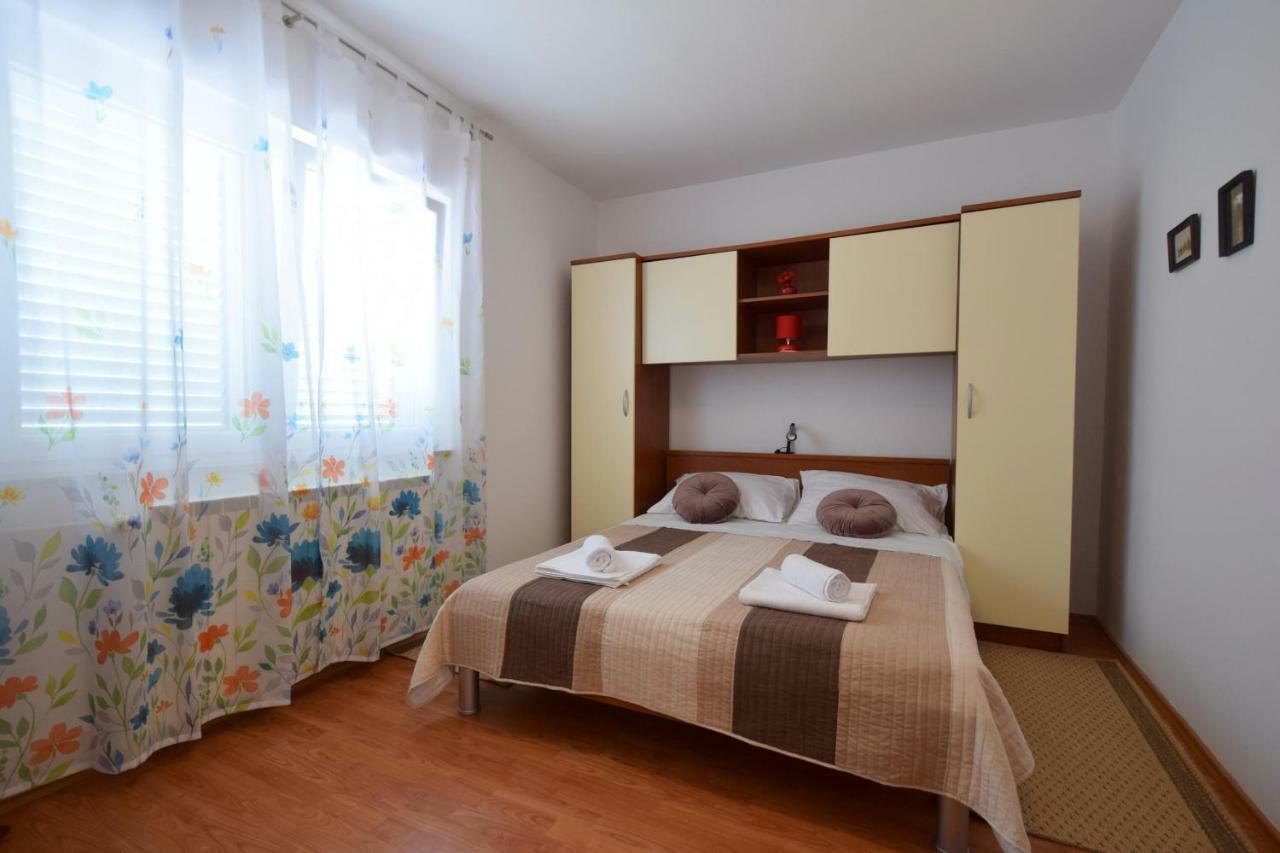 Apartments Anka Krk Town Exterior photo