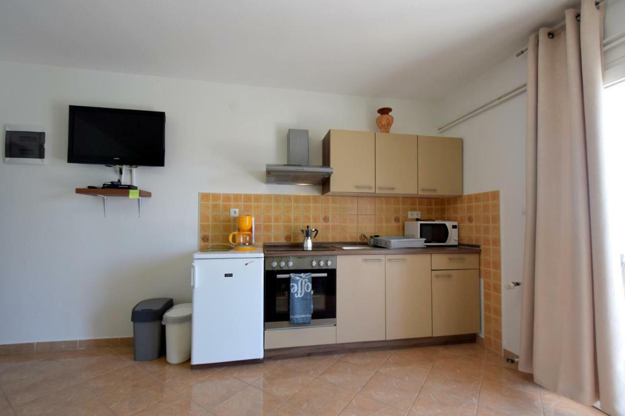 Apartments Anka Krk Town Exterior photo